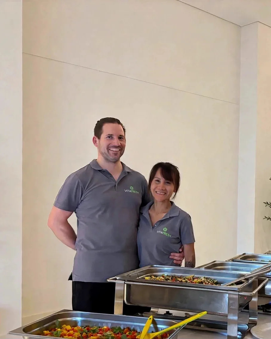 Pascal und Vannapa Kilcher, Gründerpaar von VitaFresh, in den VitaFresh-Polos